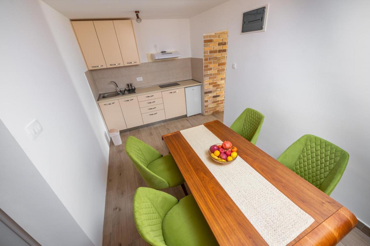 Apartmani Nada 콜라신 외부 사진